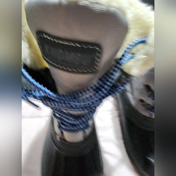 Khombu Women's Gray Quilted Winter Boots 8 - Picture 4 of 6